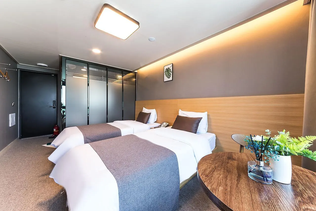 Fullmoon Tourist Hotel Incheon