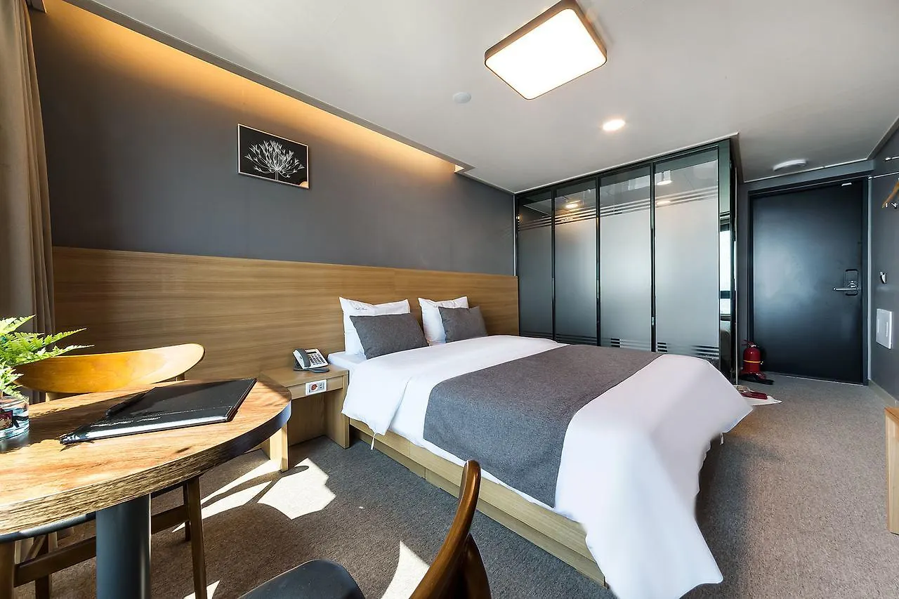 Fullmoon Tourist Hotel Incheon
